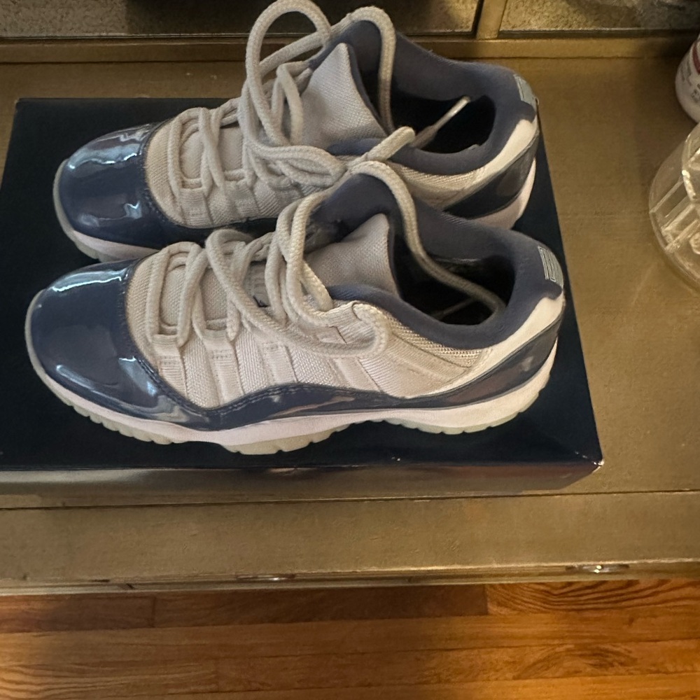 White and midnight navy Jordan retro 11s size 5 in kids.